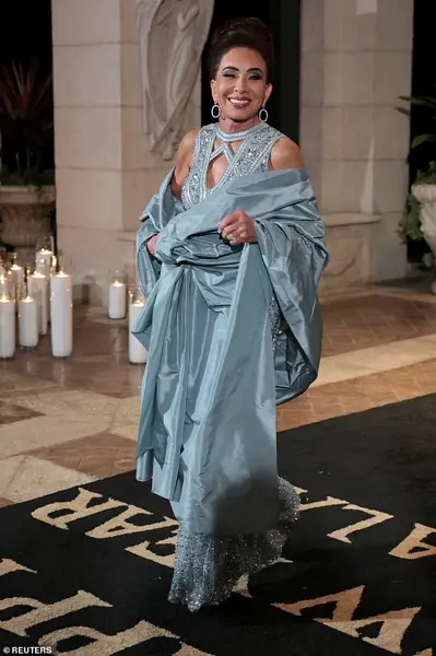 Melania Trump’s Elegance and MAGA Influence Take Center Stage at Star-Studded New Year’s Eve Party as Tensions Rise