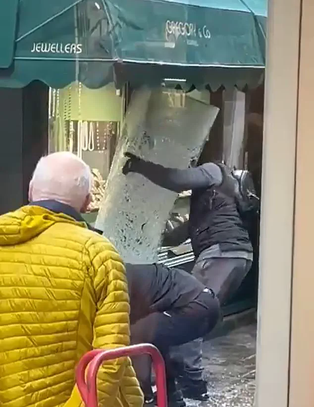 Exclusive Footage Reveals Brazen Jewelry Store Robbery in London