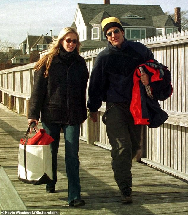 Summer of 1994: The Turning Point in John F. Kennedy Jr. and Carolyn Bessette's Relationship on Martha's Vineyard