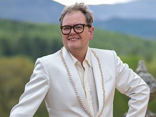 Unprecedented Crisis: 25-Year-Old Freya Baker Battles Hyperhidrosis, Facing Homelessness