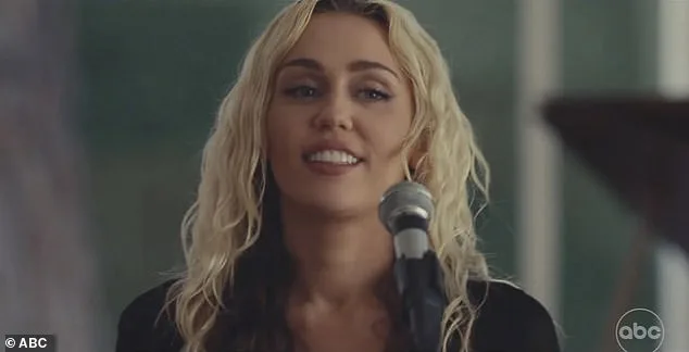 Kacey Musgraves Spots Mysterious Lights During Flight, Calls It 'Unexplainable