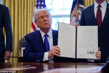 Trump signs executive order to punish states, schools for Covid-19 vaccine mandates
