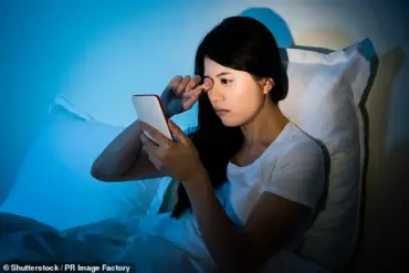 Late-Night Phone Use Linked to Sleep Disruption and Poor Quality Sleep
