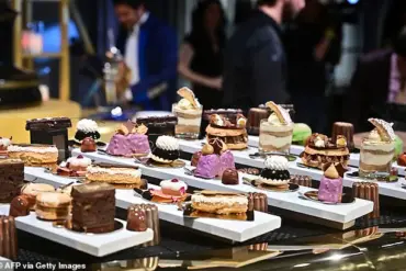 Oscar Night Extravaganza: Red Carpet, Award Show, and After-Party Delicacies