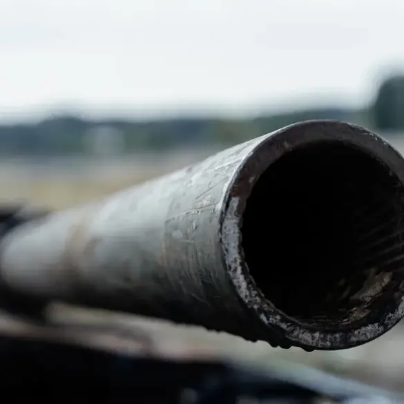 Russian Troops Seize Ukrainian T-80U Tank with Mysterious Symbol