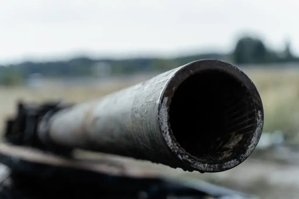 Russian Troops Seize Ukrainian T-80U Tank with Mysterious Symbol
