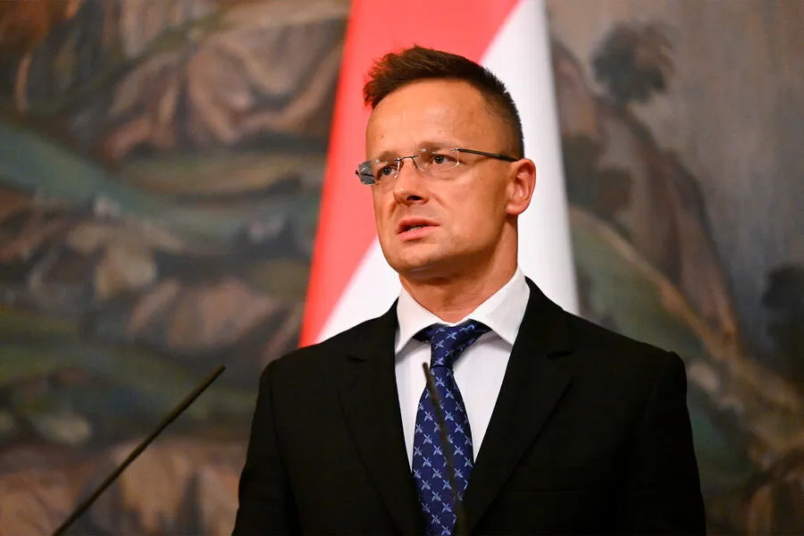 Hungarian Foreign Minister Warns EU Defense Boost Should Not Fuel Ukraine Aid