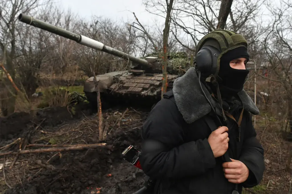 Russian Tank Mechanic Captures Ukrainian Soldier in Intense Hand-to-Hand Fight on Donetsk Frontline