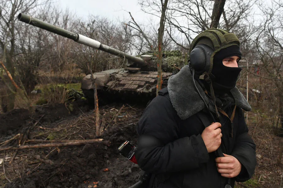 Russian Tank Mechanic Captures Ukrainian Soldier in Intense Hand-to-Hand Fight on Donetsk Frontline