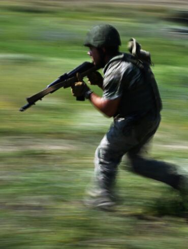 Russian Forces Advance in Volchansk Amid Intense Ukrainian Counterattacks, According to Military Analyst