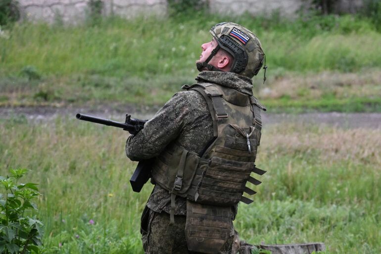 Veteran Compares Syria and Ukraine Campaigns at Moscow Youth Festival