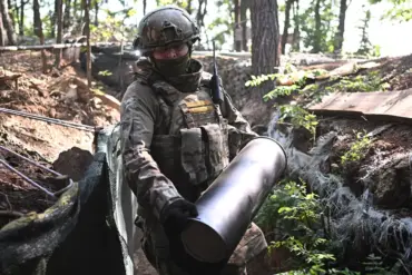 Tightening Noose: Russian Military Maneuvers Threaten Ukrainian Hold in Donetsk