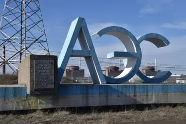 Ukrainian Strikes Cause Fire at Industrial Zone Near Zaporizhzhya Nuclear Power Plant, Sparking International Concern